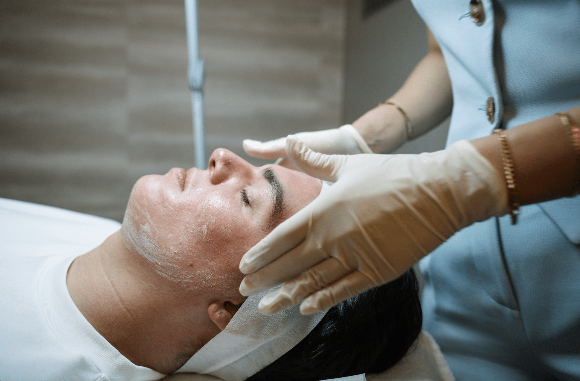 Male facial treatment in Sydney at Contour Clinics